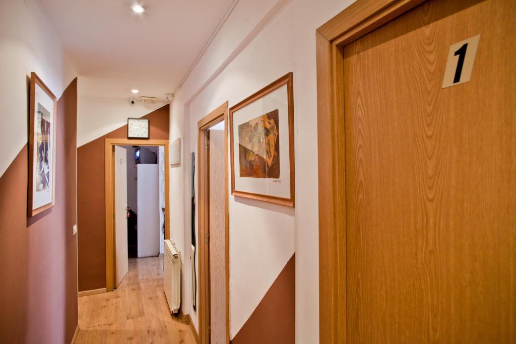 Hostal La Casa De La Plaza Madri Exterior foto